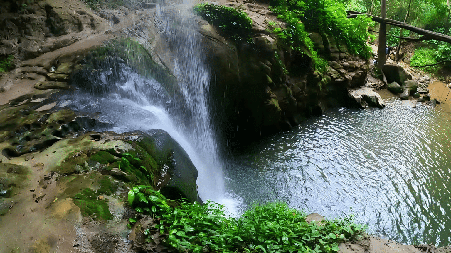 Cachoeira do Urubu em Santo Amaro BA Cachoeira do Urubu em Santo Amaro BA