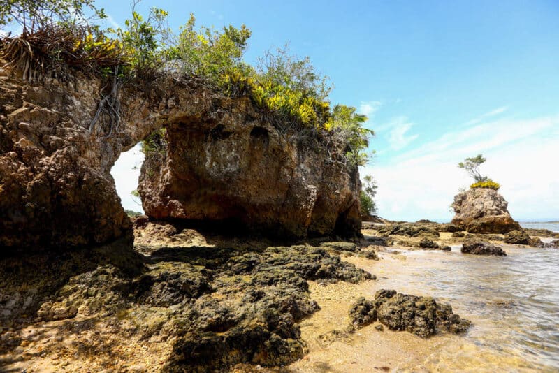 Ilha da Pedra Furada na Baía de Camamu
