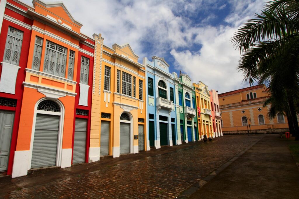 Rua de João Pessoa com a presença marcante das cores na decoração das casas Rua de João Pessoa com a presença marcante das cores na decoração das casas