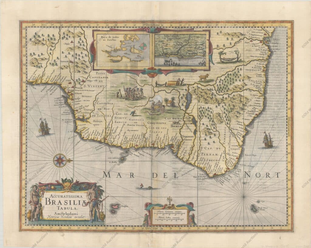 "Accuratissima Brasiliae Tabula", Hondius, Henricus - Magnífica representação do Brasil com o norte orientado para a direita por uma bela rosa dos ventos. O mapa é inserido com duas regiões de interesse holandês na área: Baja de Todos los Sanctos e Pernambuco. O interior é desprovido de informações geográficas, exceto por rios e florestas em grande parte imaginários. Em vez disso, a região está repleta de cenas dramáticas dos povos indígenas, incluindo guerra e canibalismo, e alguns curiosos animais selvagens. As capitanias hereditárias estabelecidas pelos portugueses assinalam-se ao longo da costa. A cartela decorativa do título é ladeada por uma família nativa e os mares são adornados com veleiros, um monstro marinho e uma rosa dos ventos. Texto francês no verso, publicado entre 1639-49. "Accuratissima Brasiliae Tabula", Hondius, Henricus