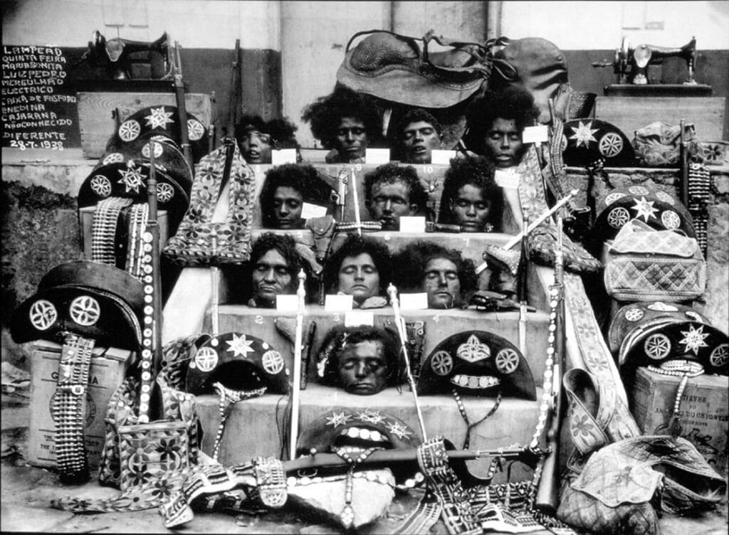 Foto das cabeças cortadas do bando de Lampião