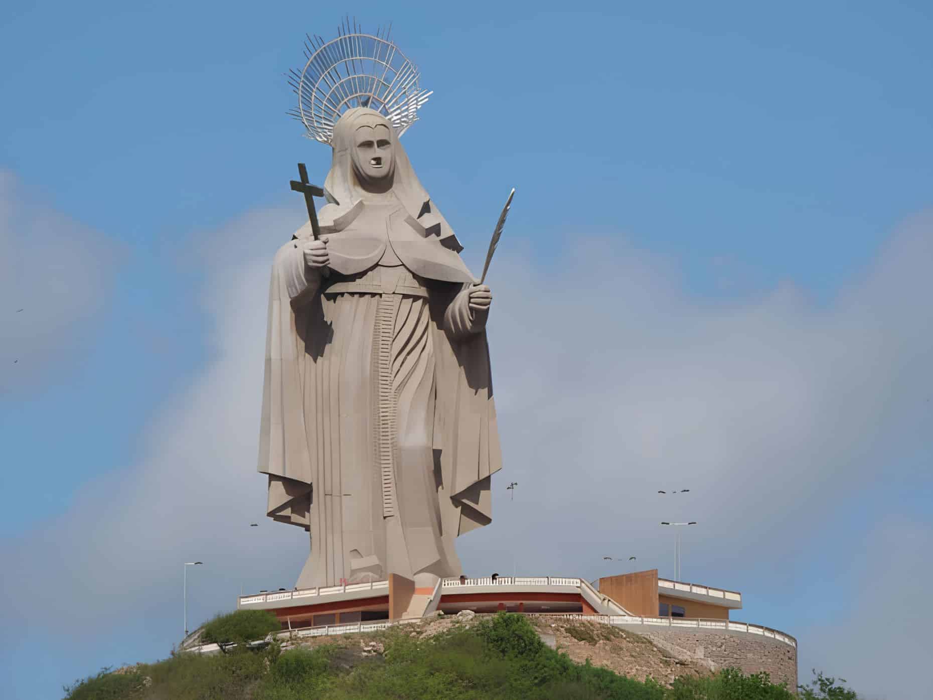 Estátua de Santa Rita de Cássia no Morro do Carmelo na cidade de Santa Cruz, no Rio Grande do Norte Estátua de Santa Rita de Cássia no Morro do Carmelo na cidade de Santa Cruz, no Rio Grande do Norte