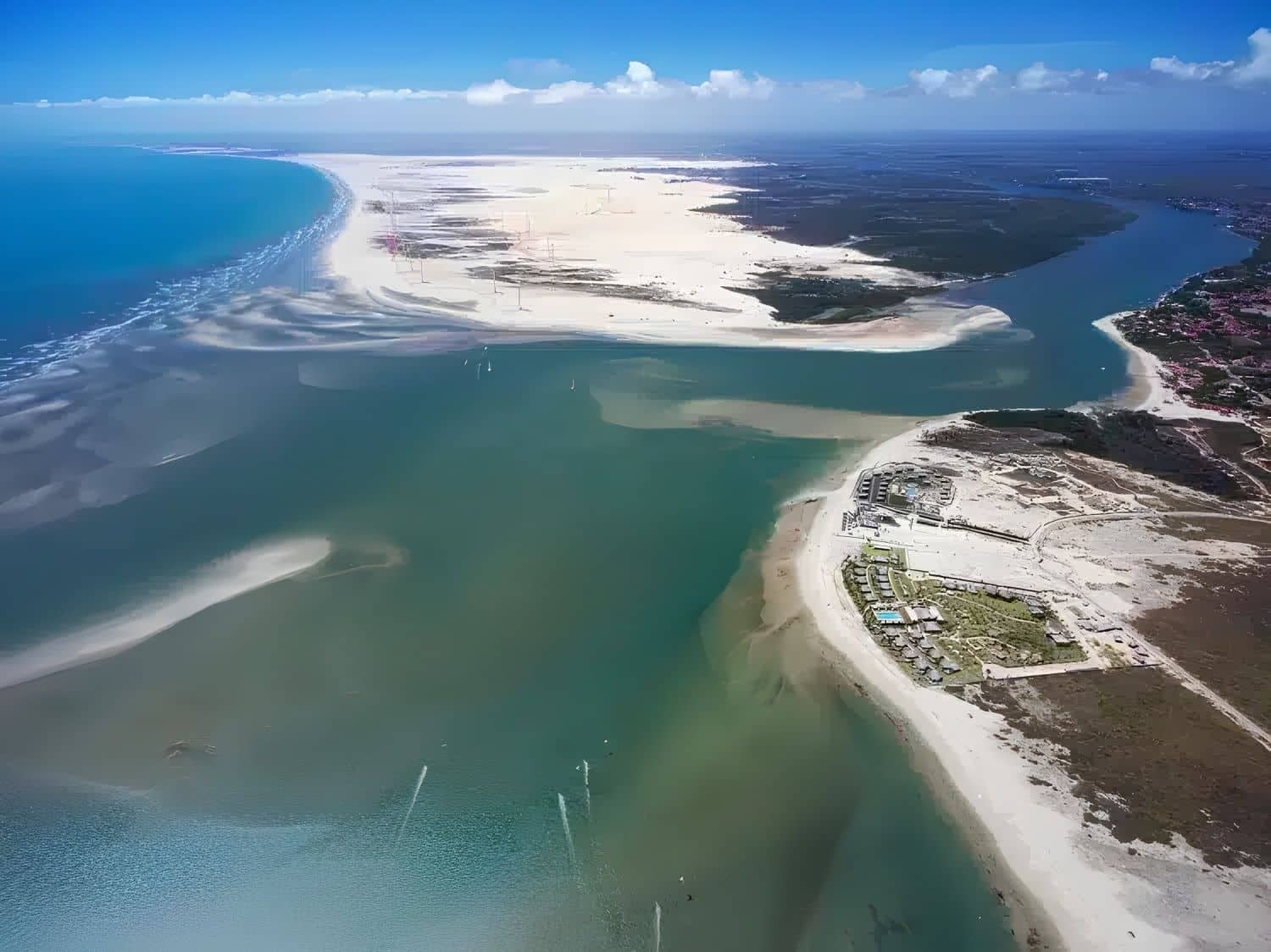 Visto de cima o encontro entre o mar e o rio Jaguaribe em Fortim Visto de cima o encontro entre o mar e o rio Jaguaribe em Fortim