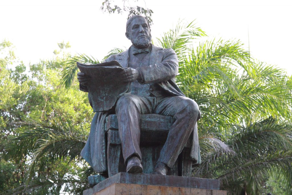 Monumento em bronze de João Lisboa na praça que leva seu nome