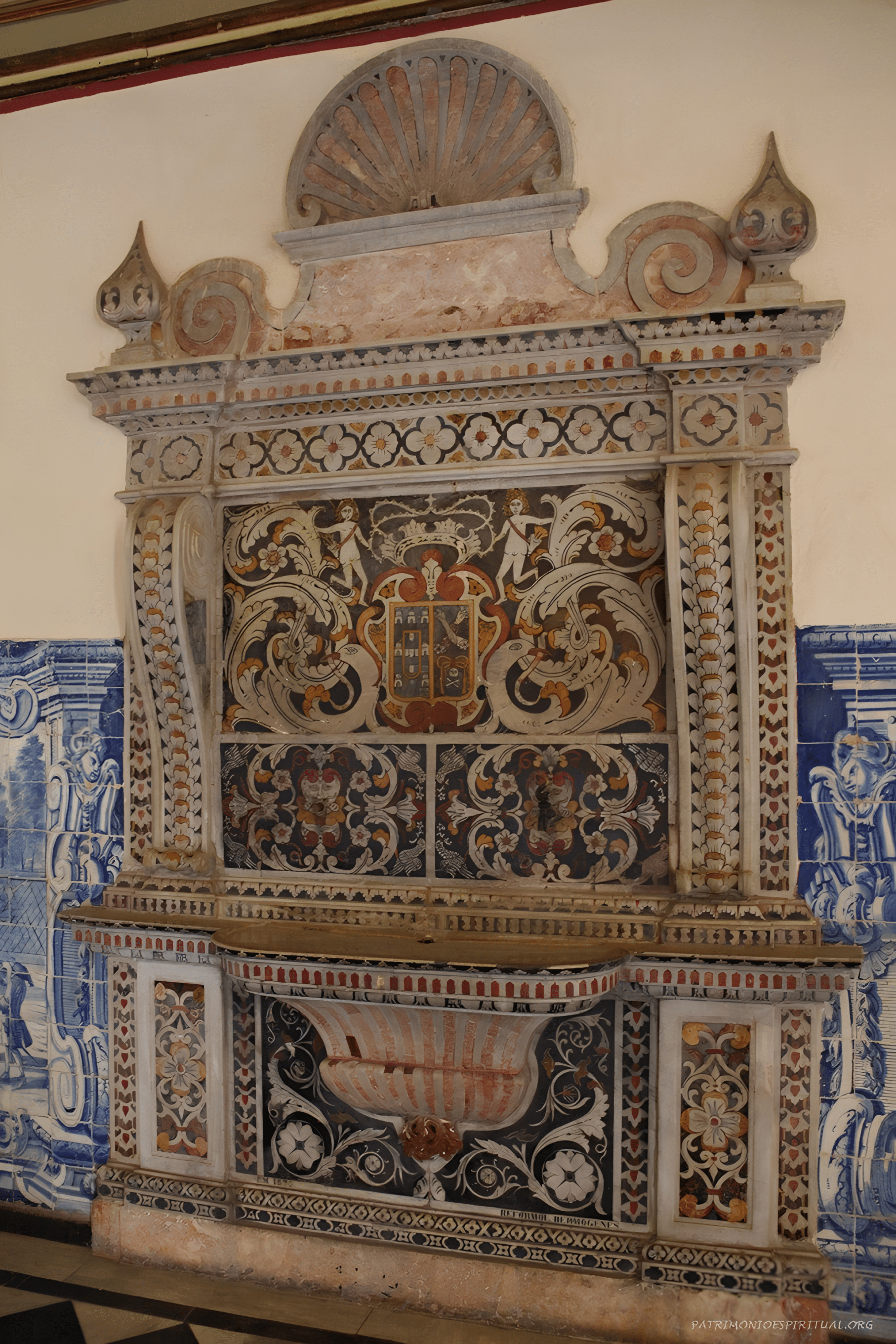 Lavabo em mármore do Alentejo, em estilo Dom João V, da Igreja da Ordem Terceira de São Francisco em Salvador Lavabo em mármore do Alentejo, em estilo Dom João V, da Igreja da Ordem Terceira de São Francisco em Salvador