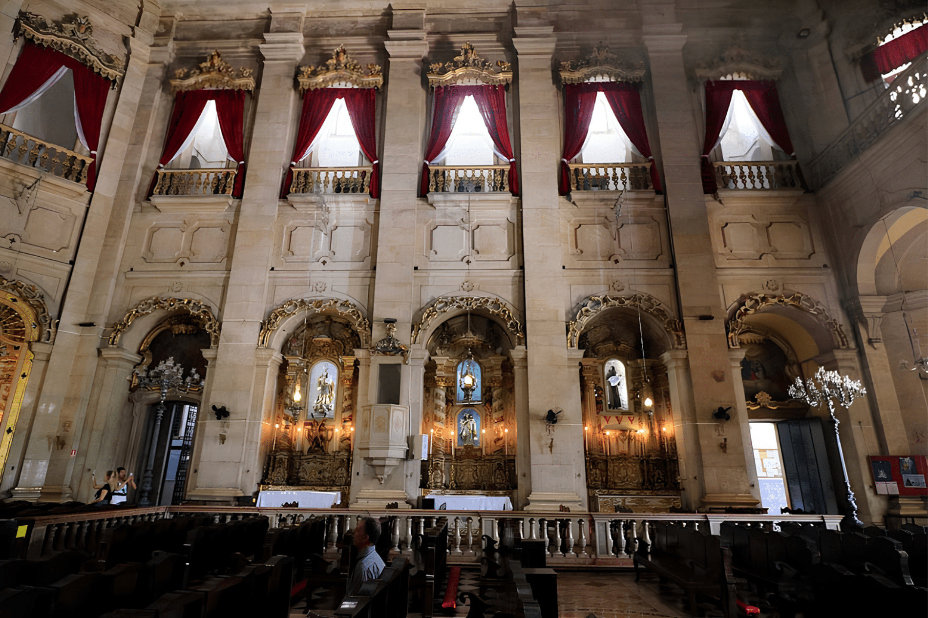 Altares laterais da Basílica Santuário Nossa Senhora da Conceição da Praia Altares laterais da Basílica Santuário Nossa Senhora da Conceição da Praia