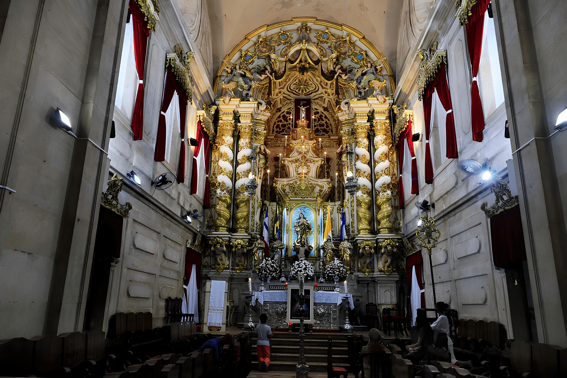 O altar-mor feito de madeira talhada e dourada da Basílica Santuário Nossa Senhora da Conceição da Praia