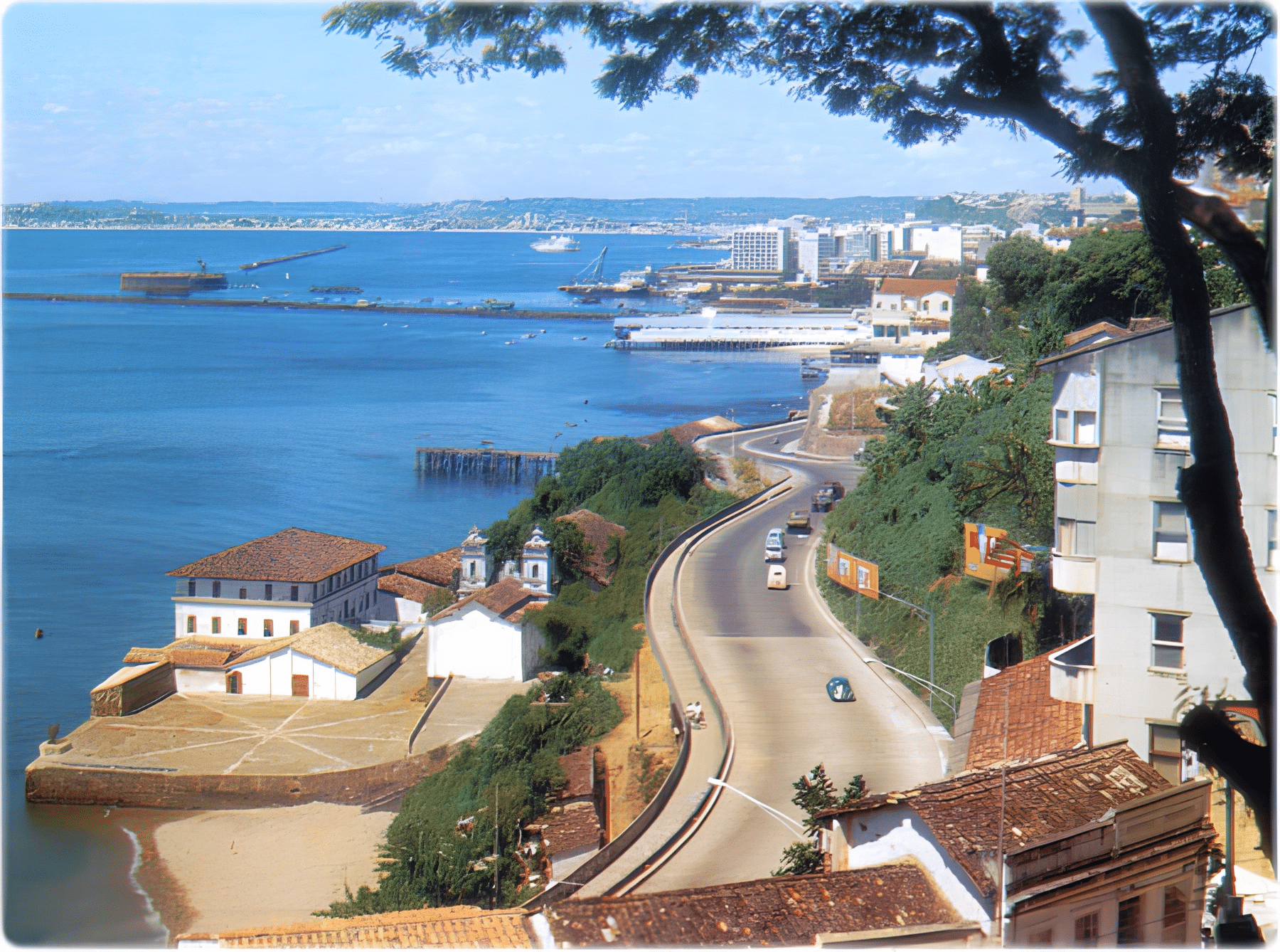 Avenida Contorno em Salvador BA, a esquerda o Solar do Unhão e a Capela Nossa Senhora da Conceição. Avenida Contorno em Salvador BA, a esquerda o Solar do Unhão e a Capela Nossa Senhora da Conceição.