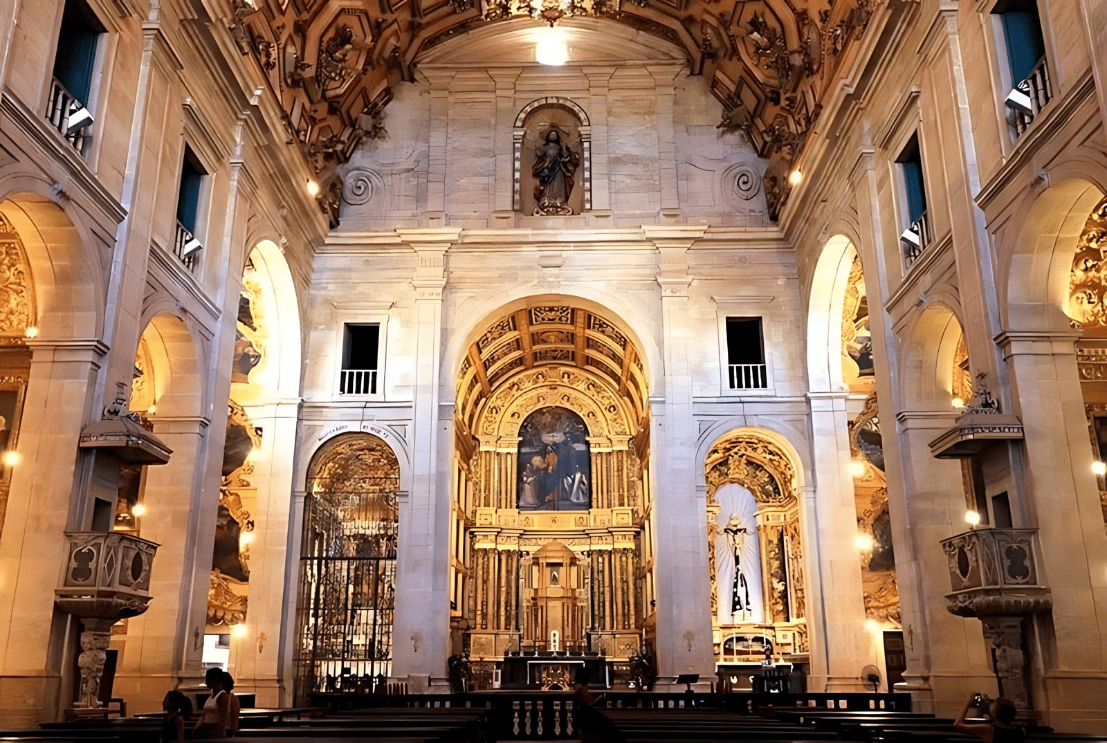 A única nave possui uma capela-mor ladeada de duas pequenas capelas, mais duas capelas no transepto e outras ao longo da nave - Catedral Basílica de Salvador. A única nave possui uma capela-mor ladeada de duas pequenas capelas, mais duas capelas no transepto e outras ao longo da nave - Catedral Basílica de Salvador.