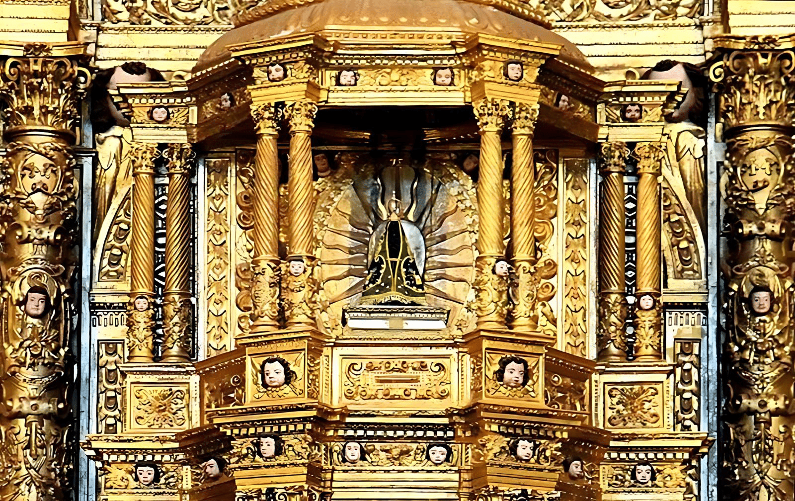 92 cabeças de anjos estão encravadas nas paredes de ouro - Catedral Basílica de Salvador 92 cabeças de anjos estão encravadas nas paredes de ouro - Catedral Basílica de Salvador