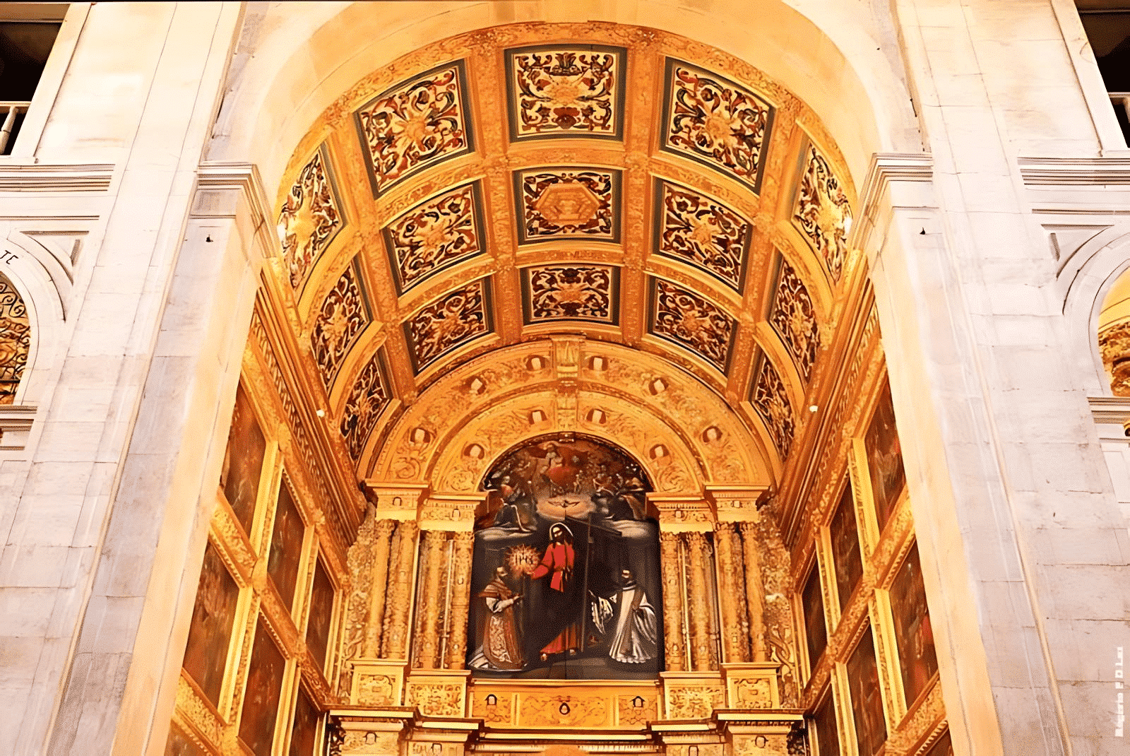 Em 1746 foi instalada uma imagem de Cristo Salvador em um nicho sobre o arco do cruzeiro - Catedral Basílica de Salvador. Em 1746 foi instalada uma imagem de Cristo Salvador em um nicho sobre o arco do cruzeiro - Catedral Basílica de Salvador.