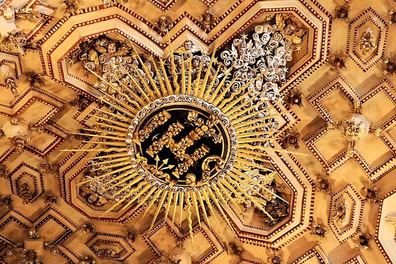 Medalhão radiante com o monograma IHS (Iesus Hominum Salvator – Jesus Salvador dos Homens), o símbolo da Companhia de Jesus. Teto da Nave - Catedral Basílica de Salvador. Medalhão radiante com o monograma IHS (Iesus Hominum Salvator – Jesus Salvador dos Homens), o símbolo da Companhia de Jesus. Teto da Nave - Catedral Basílica de Salvador.