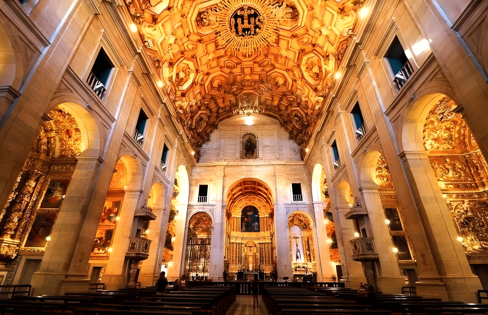 Catedral Basílica de Salvador - “Apesar de ter sido construída durante o período barroco, a arquitetura da Catedral tem um estilo geral maneirista … o interior é de pedra de lioz importada de Portugal expressamente para a construção”. Opinião de uma arquiteta das obras, que se percebe influências indígenas e até orientais, e que além do estilo barroco, há também o rococó, o neoclássico, especificando que cada retábulo tem um estilo diferente. Catedral Basílica de Salvador - “Apesar de ter sido construída durante o período barroco, a arquitetura da Catedral tem um estilo geral maneirista … o interior é de pedra de lioz importada de Portugal expressamente para a construção”. Opinião de uma arquiteta das obras, que se percebe influências indígenas e até orientais, e que além do estilo barroco, há também o rococó, o neoclássico, especificando que cada retábulo tem um estilo diferente.