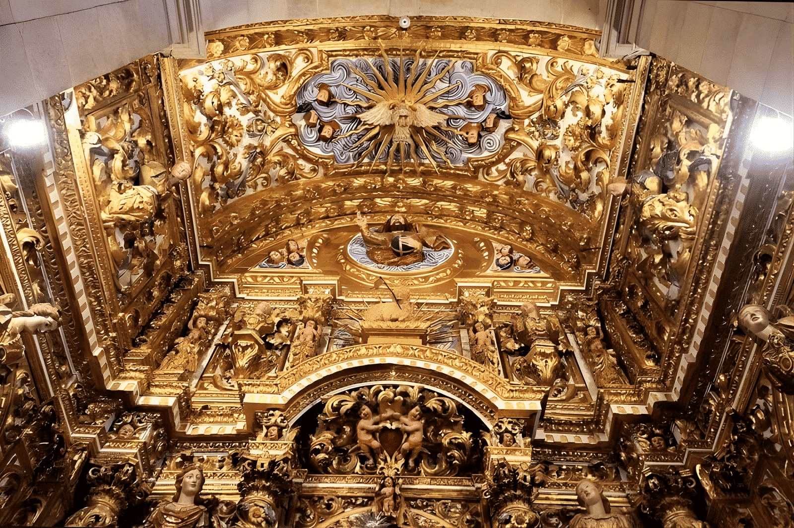Detalhes dos altares e o interior da Catedral Basílica de Salvador BA Detalhes dos altares e o interior da Catedral Basílica de Salvador BA