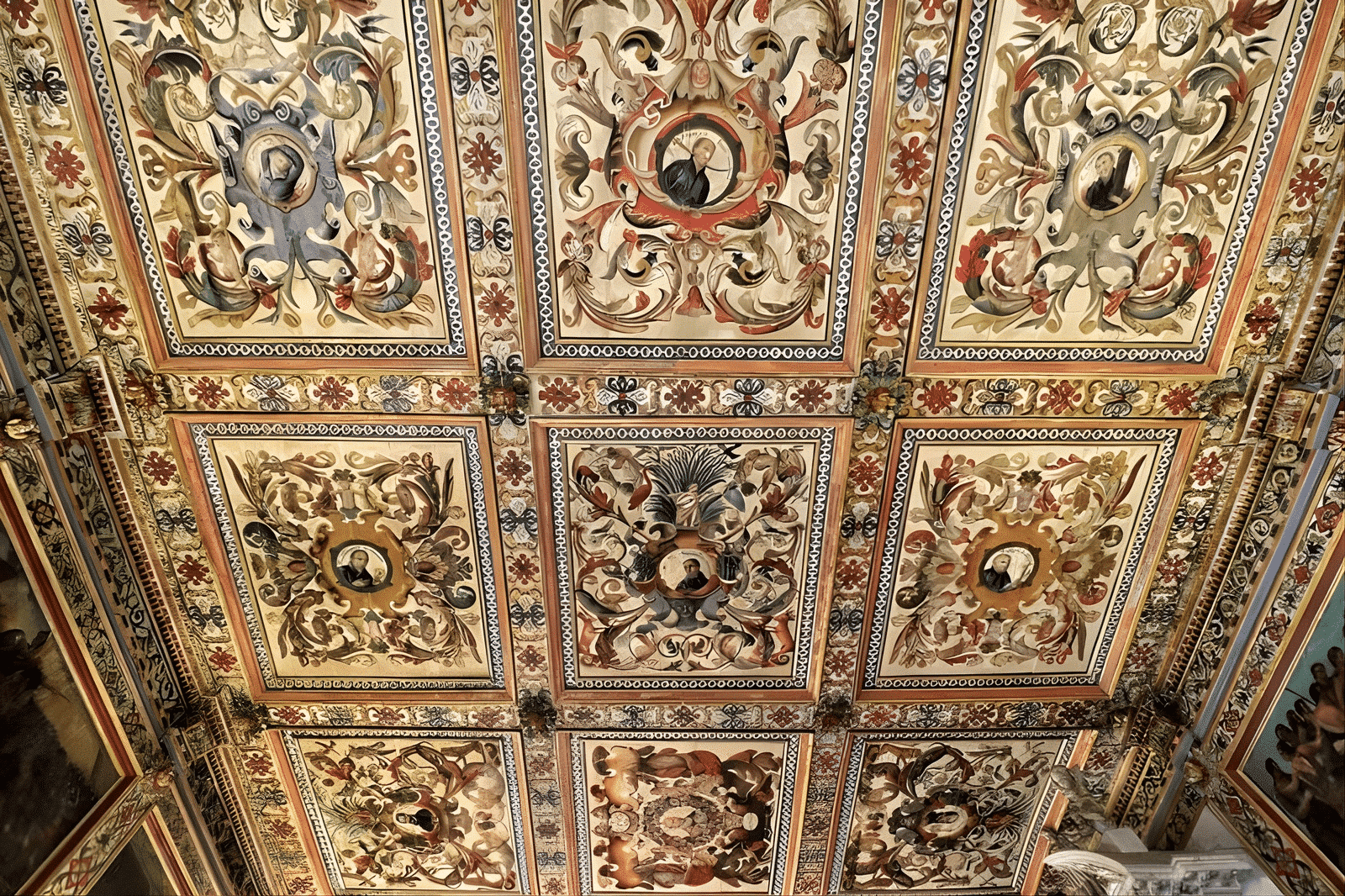Sacristia da Catedral Basílica de Salvador O teto é decorado com pintura em caixotões, mostrando mártires e apóstolos jesuítas junto com motivos florais em estilo maneirista - Catedral Basílica de Salvador
