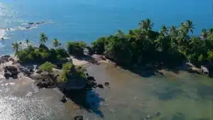 Pedra Furada na Baía de Camamu