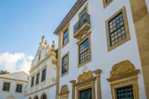 Olinda - Prédio em arquitetura tradicional com detalhes em amarelo ouro