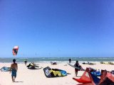 Belezas naturais da Praia de Paracuru atraem famílias e esportistas