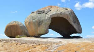 “Pedra do Capacete”, no Lajedo de Pai Mateus, que representa um tafone elaborado em rocha granítica