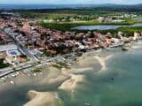 Foto aérea da orla marítima da sede de Salinas da Margarida