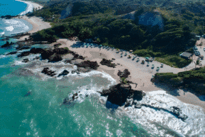 Praia de Tambaba, na Paraíba, tem duas áreas divididas por uma formação rochosa com vegetação: uma destinada ao naturismo e outra onde é obrigatório usar roupa.